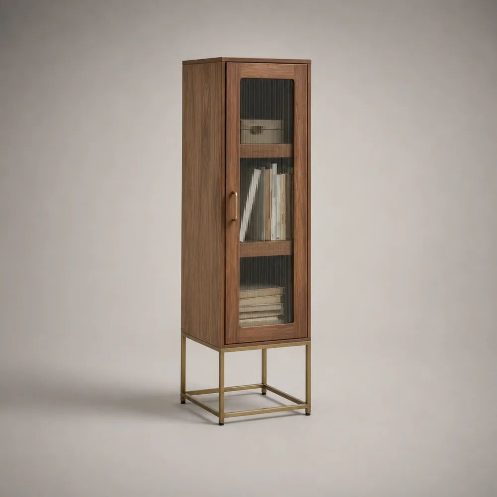 Vetrina alta a 1 anta in MDF impiallacciato noce, vetro trasparente scanalato e metallo color ottone, 45 x 40 x 160 cm
