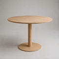 Tavolo da pranzo rotondo in MDF impiallacciato rovere naturale con piedistallo centrale, Ø 110 × H 75 cm